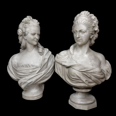 Coppia di busti femminili, marmo bianco, h. cm. 83 circa