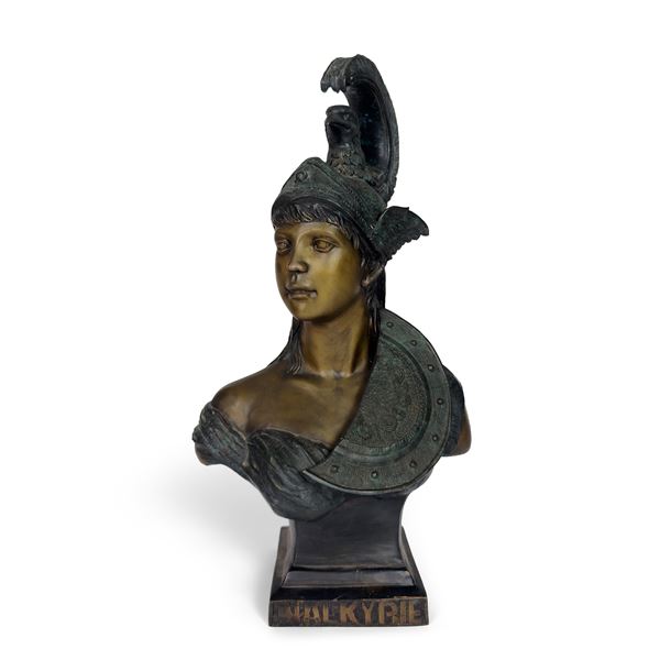 Busto di valchiria con elmo alato, scultura in bronzo patinato e dorato