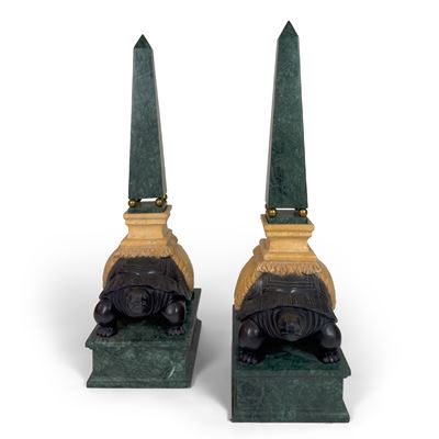 Scultore anonimo, Coppia di sculture in marmi policromi raffiguranti tartarughe con obelischi