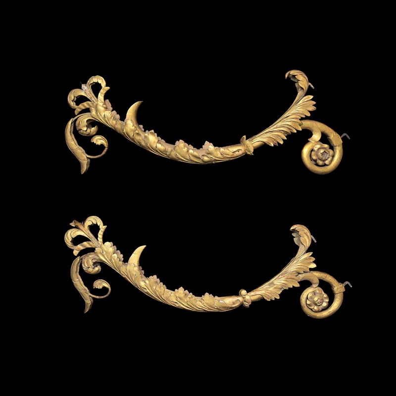 Coppia di bracci da parete in legno dorato, XIX secolo