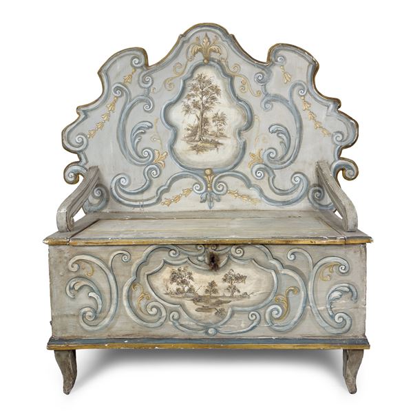 Panca con schienale in legno laccato nei toni del grigio con particolari in ocra, XIX secolo