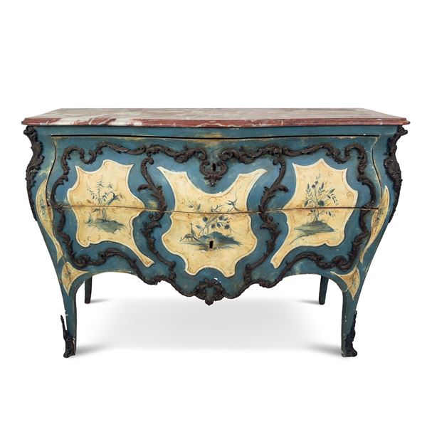 Commode di forma centinata in legno laccato azzurro e bianco