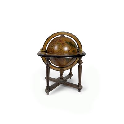 Globo terrestre rivestito di carta policroma, h. cm. 35 circa