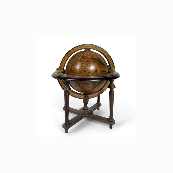 Globo terrestre rivestito di carta policroma