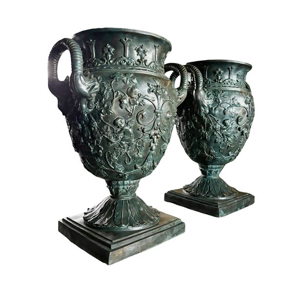 Coppia di monumentali vasi di bronzo patinato