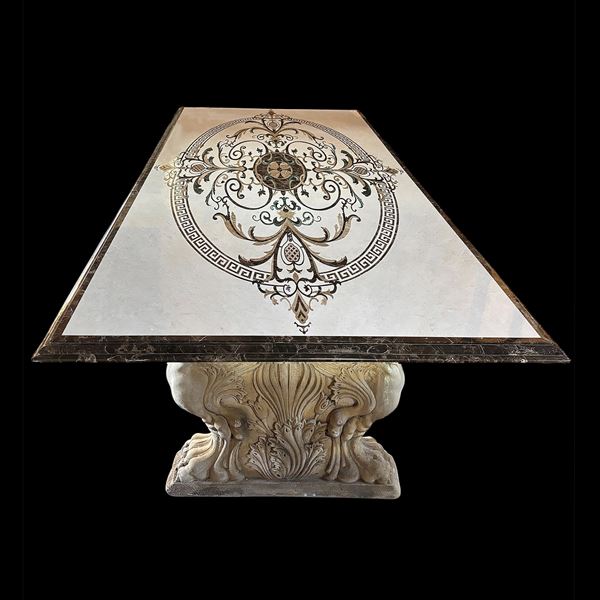 Grande piano rivestito in marmo bianco e policromo nei toni del marrone e verde