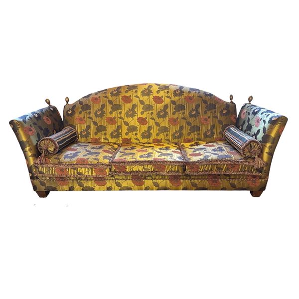 Divano a tre posti rivestito in tessuto cangiante fondo oro