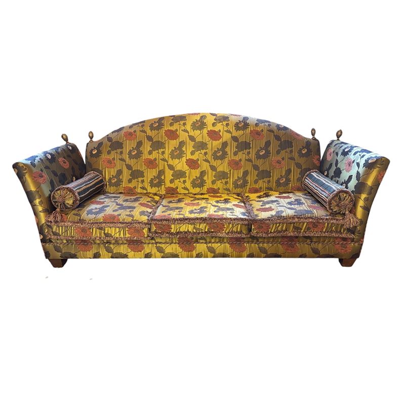 Divano a tre posti rivestito in tessuto cangiante fondo oro