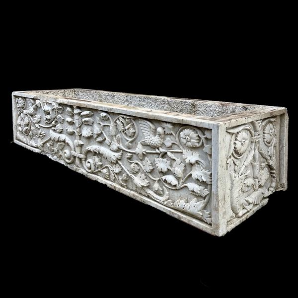 Grande vasca di forma parallelepipeda in marmo bianco