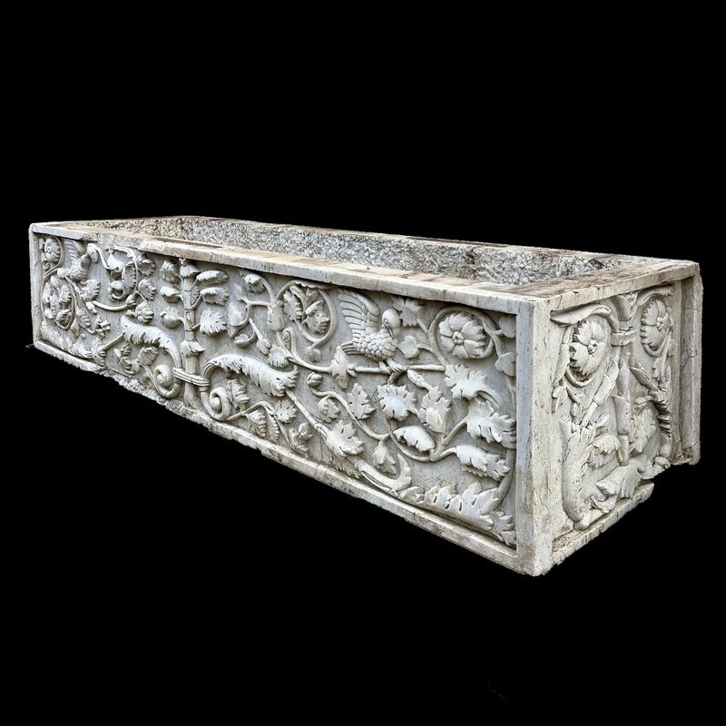 Grande Vasca di Forma Parallelepipeda in Marmo Bianco