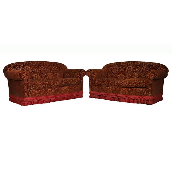 Coppia di divani in velluto rosso e dorato
