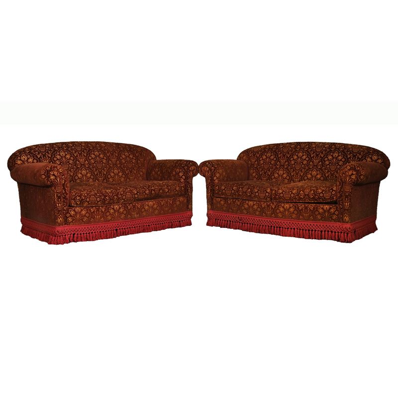 Coppia di divani in velluto rosso e dorato