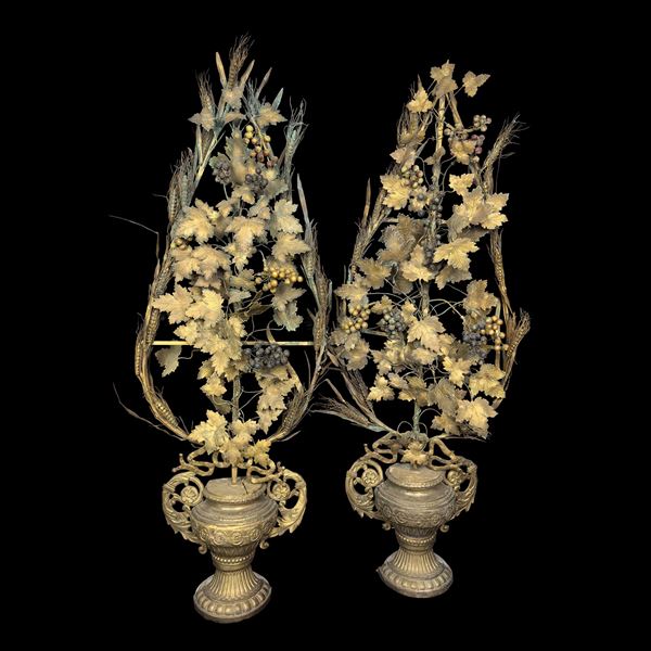 Coppia di decorazioni da altare in legno e metallo patinato e dorato, XIX secolo