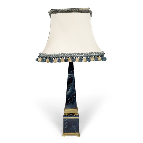 Grande lume da tavolo in legno laccato a finto lapislazzuli montato in metallo dorato