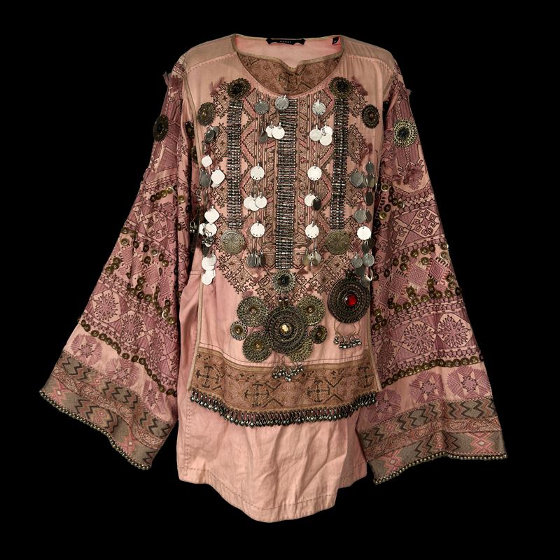 Gucci, Casacca in cotone rosa con ricami e ornamenti afghani