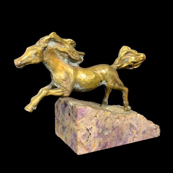 Cavallo in corsa, scultura di bronzo dorato