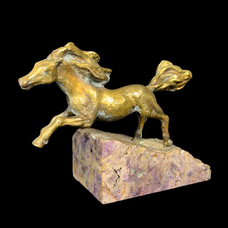 Cavallo in corsa, scultura di bronzo dorato