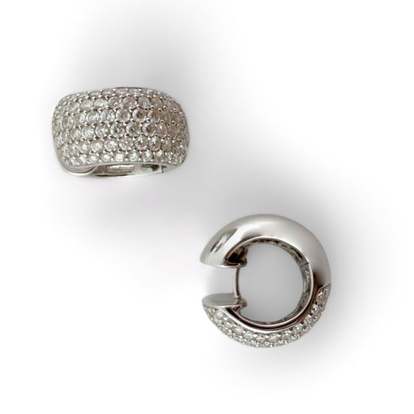 Coppia di orecchini a fascia circolare in oro bianco 18kt. con pavè di brillanti