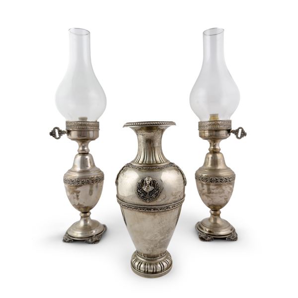 Vaso e due lumi a petrolio in argento