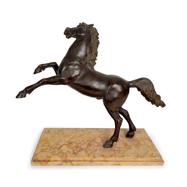 Cavallo rampante in bronzo patinato