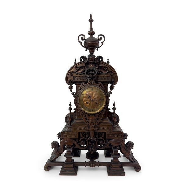 Pendola in bronzo patinata di gusto neo-egizio, Francia, XIX secolo