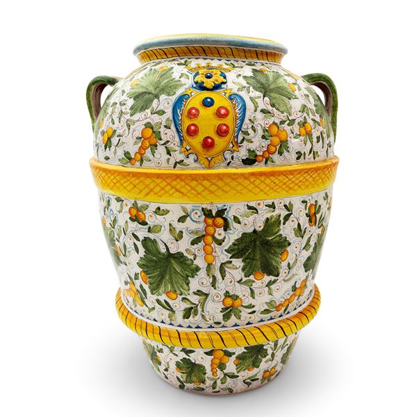Orcio biansato in maiolica bianca e policroma
