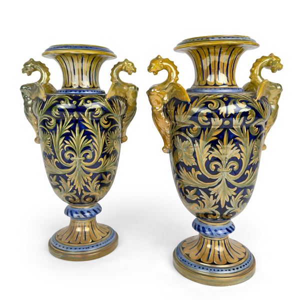 Coppia di vasi in maiolica a lustro blu e ocra, Robbia