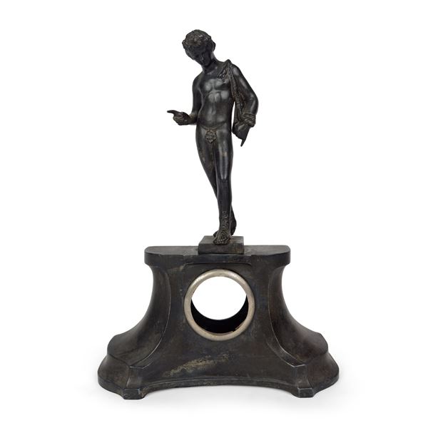 Cassa per orologio da tavolo in metallo patinato