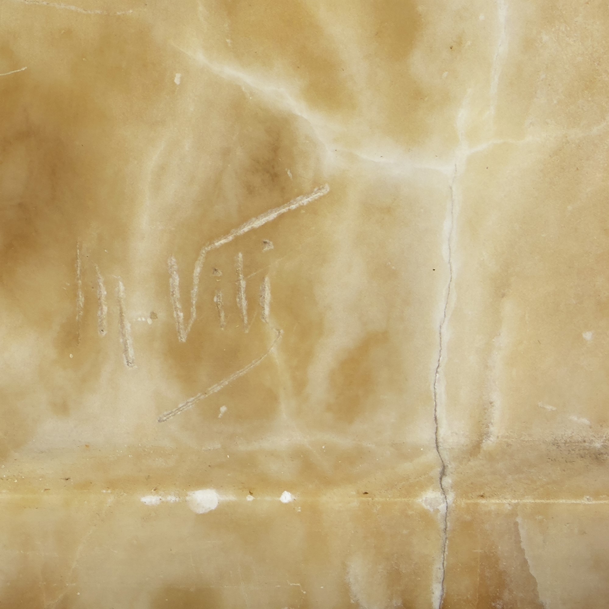 Scultura in alabastro, Testa di bimba con cuffietta, base parallelepipeda, inizi del XX secolo