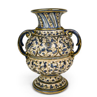 Vaso biansato, maiolica bianca, blu e dorata decorata, Perugia