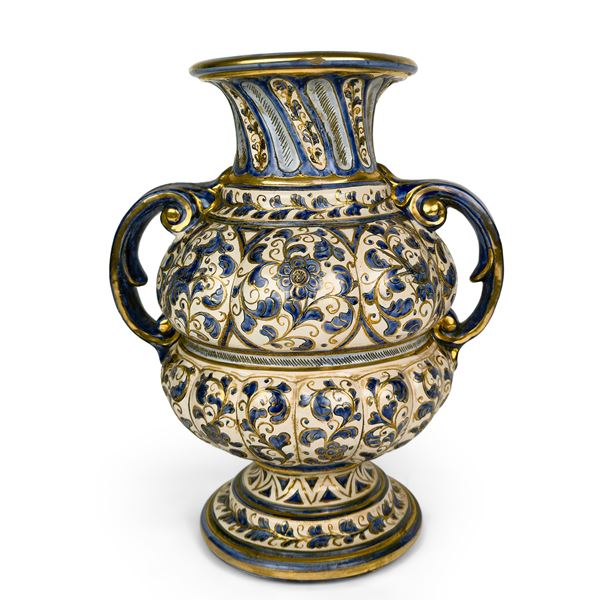 Vaso biansato in maiolica bianca, blu e dorata, Perugia