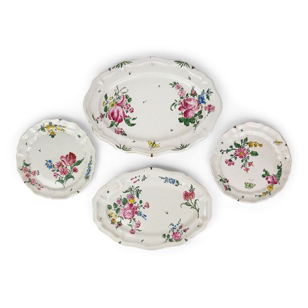 Coppia di piatti e due vassoi ovali in maiolica bianca e policroma, Pesaro, XVIII secolo