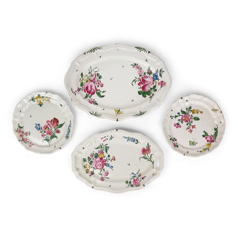 Pesaro, Coppia di piatti e due vassoi ovali in maiolica bianca e policroma, XVIII secolo