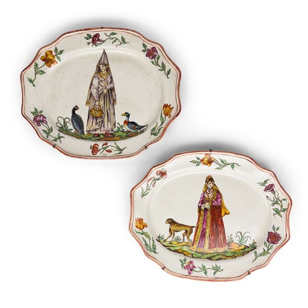 Coppia di antichi vassoi in maiolica bianca e policroma