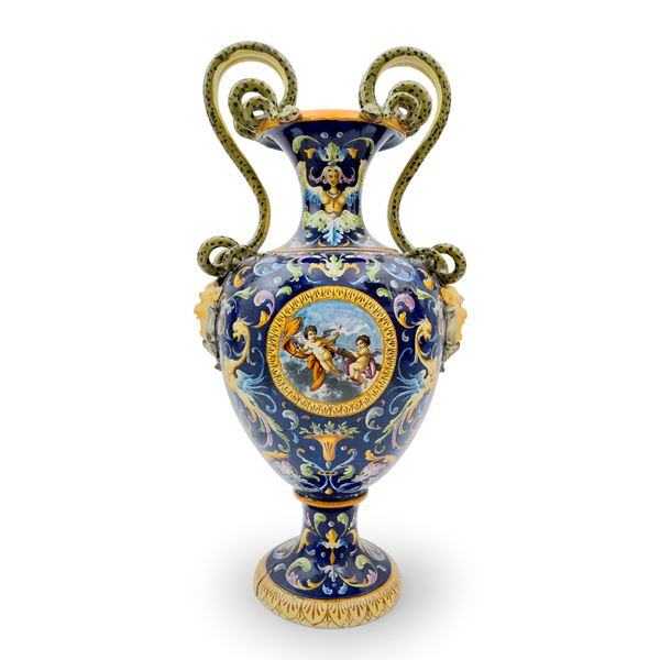 Vaso biansato in maiolica policroma