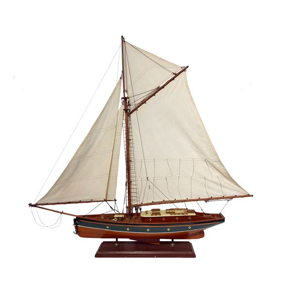 Modello di barca a vela in legno in parte dipinto
