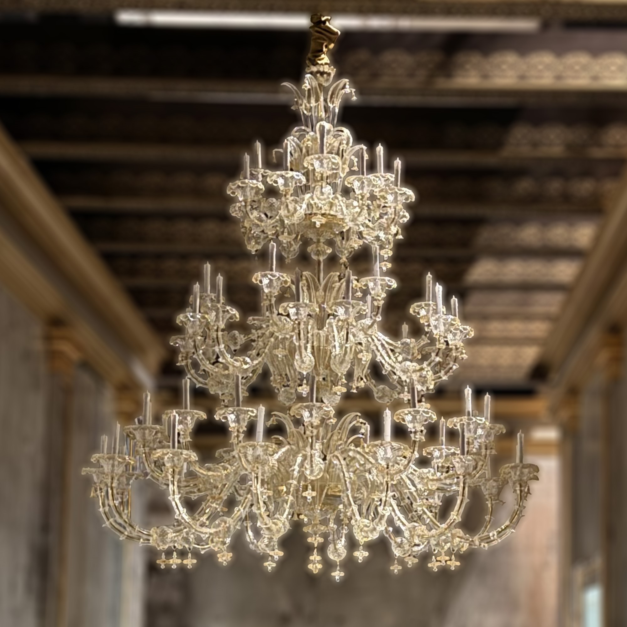 Eccezionale Lampadario in Vetro Soffiato Trasparente con Inclusioni Dorate