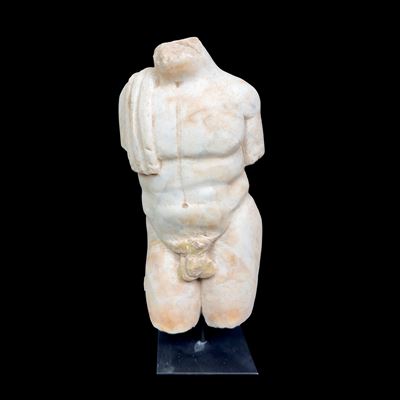 Torso Virile in Marmo Bianco con Drappo sulla Spalla Destra