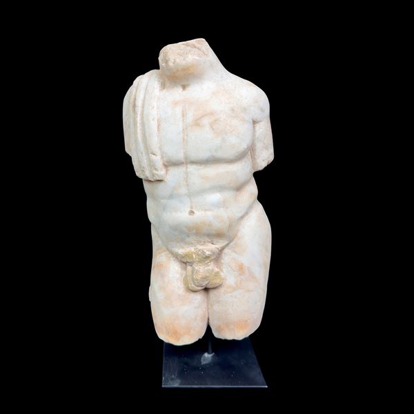 Torso virile in marmo bianco con drappo sulla spalla destra