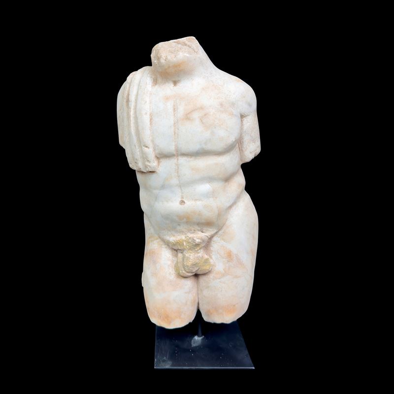 Torso Virile in Marmo Bianco con Drappo sulla Spalla Destra