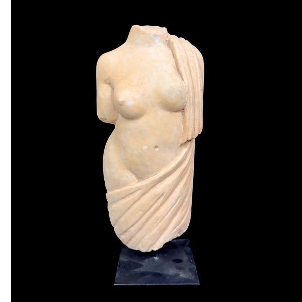 Torso femminile panneggiato in marmo bianco