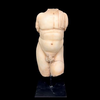Piccolo Torso Virile in Marmo Bianco con Drappo sulla Spalla Sinistra