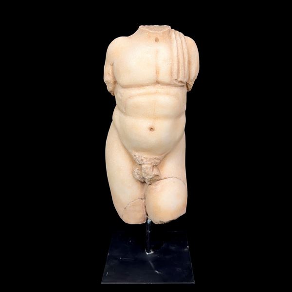 Piccolo torso virile in marmo bianco con drappo sulla spalla sinistra