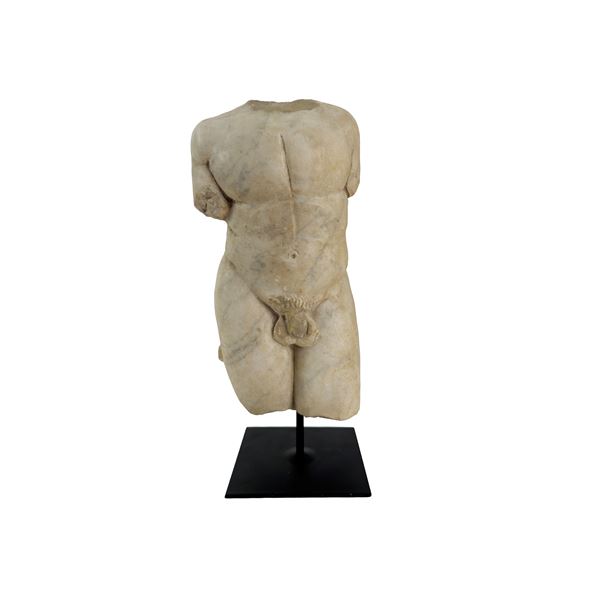 Piccolo torso virile in marmo bianco