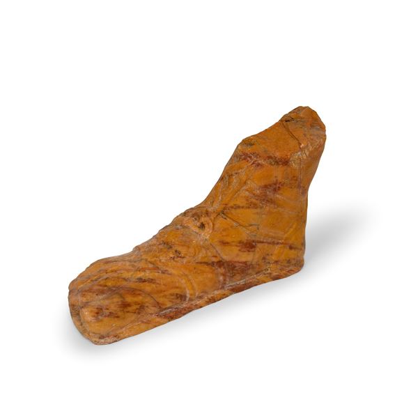 Piede con calzare in marmo giallo