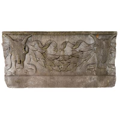 Fregio rettangolare in pietra con bassorilievo raffigurante due bucrani e festone vegetale, XIX s...