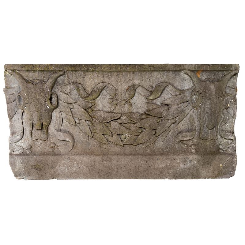 Fregio rettangolare in pietra con bassorilievo raffigurante due bucrani e festone vegetale, XIX s...