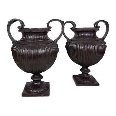 Coppia di Grandi Vasi Biansati in Bronzo Patinato
