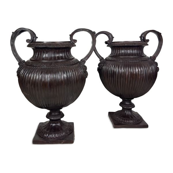 Coppia di grandi vasi biansati in bronzo patinato