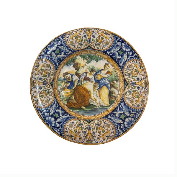 Piatto istoriato in maiolica policroma